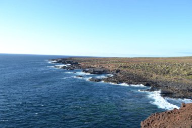 Tenerife 'deki güzel okyanus ve dağ manzarası