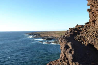 Tenerife 'deki güzel okyanus ve dağ manzarası