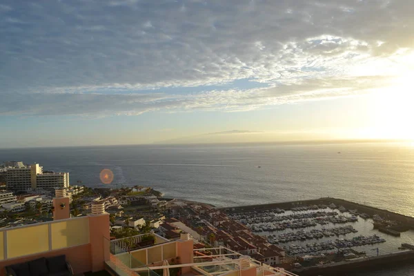 Tenerife 'deki güzel okyanus ve dağ manzarası