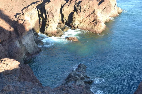 Tenerife 'deki güzel okyanus ve dağ manzarası