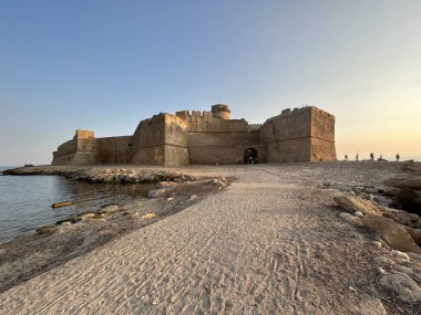 İtalya 'nın güneyinde güzel bir gün batımı olan güzel bir kale.