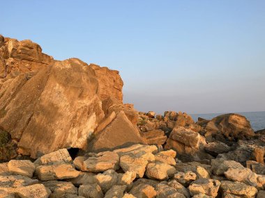 İtalya 'nın güneyinde güzel bir gün batımı olan güzel bir kale.