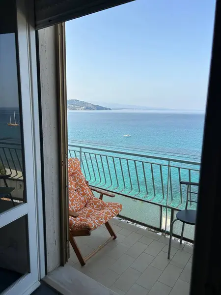 İtalya 'nın güneyindeki Soverato terasından güzel bir deniz manzarası.. 