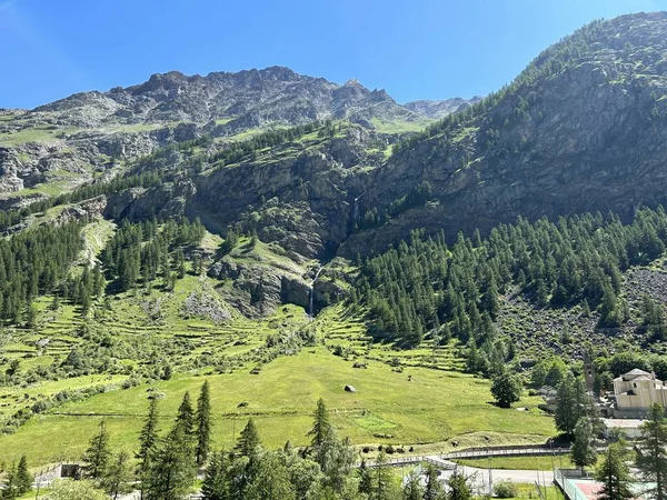 İtalya 'da güzel Alpler ve dağ yürüyüşü. 