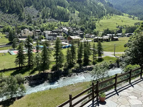 İtalya 'da güzel Alpler ve dağ yürüyüşü. 