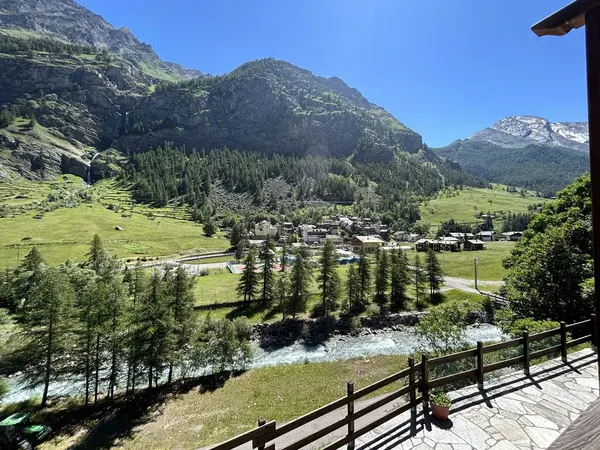 İtalya 'da güzel Alpler ve dağ yürüyüşü. 