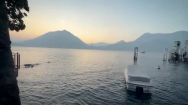 Como Gölü ve Alpler 'in güzel manzarası. İtalya