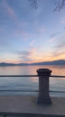 Güzel gün batımı ve İtalya 'daki Maggiore Gölü ve dağların manzarası.