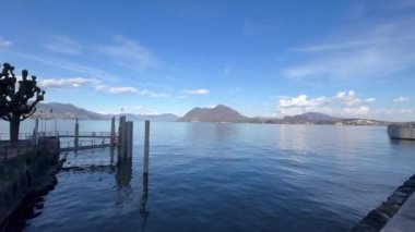 İtalya, Stresa 'daki Alpler ve göl manzarası. Rıhtım. 