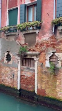 Venedik 'in kanal ve mimarisinin güzel manzarası