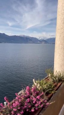 Maggiore Gölü ve İtalya 'nın Caterina del Sasso kilisesinin güzel manzarası.. 