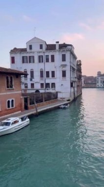 Venedik 'in kanal ve mimarisinin güzel manzarası