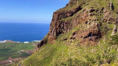 İspanya 'daki Tenerife manzarası ve dik yollar kuş bakışı.