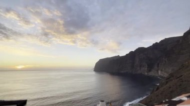Günbatımının güzel manzarası ve Los Gigantes dağları ve Tenerife, İspanya 'daki okyanus.