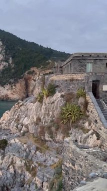 İtalya, Portovenere 'deki eski bir kalenin güzel manzarası..