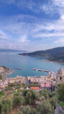 İtalya, Portovenere 'deki eski bir kalenin güzel manzarası..