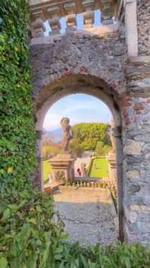 Güzel Isola Bella adası, botanik bahçesi, Alpler ve Maggiore Gölü manzarası.. 