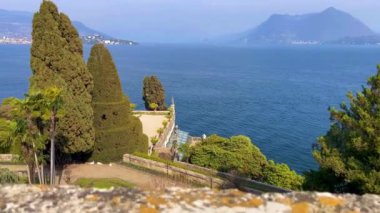 Güzel Isola Bella adası, botanik bahçesi, Alpler ve Maggiore Gölü manzarası.. 