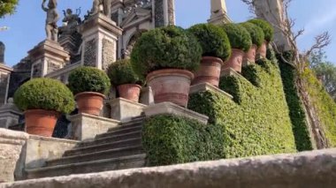 Güzel Isola Bella adası, botanik bahçesi, Alpler ve Maggiore Gölü manzarası.. 