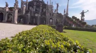 Güzel Isola Bella adası, botanik bahçesi, Alpler ve Maggiore Gölü manzarası.. 