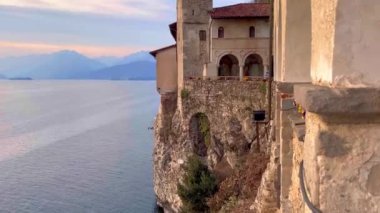 İtalya 'nın St. Catherine kayalıklarında güzel bir kilise. Kilise dağları ve göl manzarası
