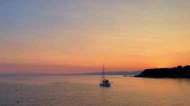 Güney İtalya 'da eski bir kalede güzel bir günbatımı. 