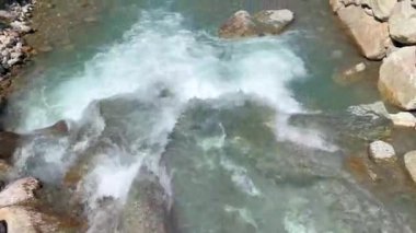 Dağ nehri, dağlar, orman manzarası. Alpler, İtalya