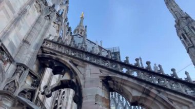 İtalya, Milan 'daki Duomo Katedrali' nden güzel bir manzara. Katedralin ve aşağıdaki meydanın manzarası. 