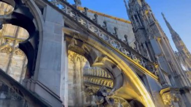 İtalya, Milan 'daki Duomo Katedrali' nden güzel bir manzara. Katedralin ve aşağıdaki meydanın manzarası. 