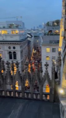 İtalya, Milan 'daki Duomo Katedrali' nden güzel bir manzara. Katedralin ve aşağıdaki meydanın manzarası. 