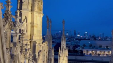 İtalya, Milan 'daki Duomo Katedrali' nden güzel bir manzara. Katedralin ve aşağıdaki meydanın manzarası. 