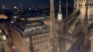 İtalya, Milan 'daki Duomo Katedrali' nden güzel bir manzara. Katedralin ve aşağıdaki meydanın manzarası. 