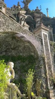 İtalya, Isola Bella 'daki botanik bahçesindeki çeşmenin güzel bir manzarası. Yavaş çekim