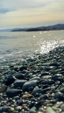 Liguria, İtalya 'daki deniz dalgalarının güzel manzarası. Yavaş çekim