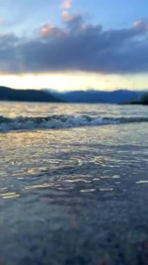 İtalya 'daki Alpler Gölü Maggiore manzarası çok güzel.