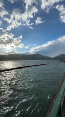 Maggiore Gölü ve İtalya 'nın antik Raco kasabasının güzel manzarası. Güçlü rüzgar ve yağmur. 