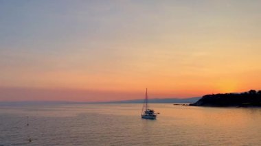 İtalya 'nın güneyinde antik bir kalenin güzel manzarası. Gün batımı ve deniz