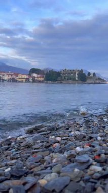 Isola Bella 'nın güzel manzarası, Borromeo Sarayı, İtalya. Dalgaların hızlanması ve Alpler 'in güzel manzarası. 