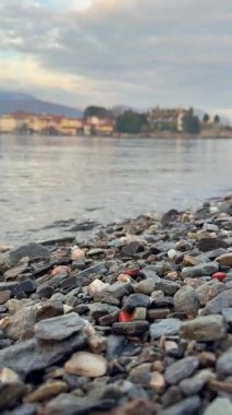 Alplere ve İtalya 'nın Isola Bella adasına bakan güzel göl manzarası.. 
