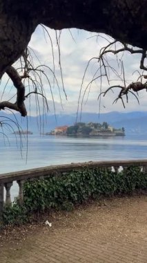 Alpler ve İtalya 'daki Isola Bella adasının güzel manzarası..