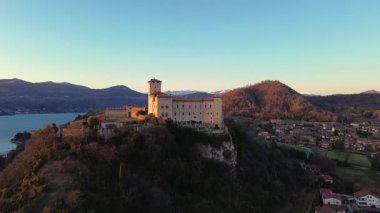 Güzel günbatımı ve İtalya 'daki kale, Alpler ve Maggiore Gölü manzarası.. 
