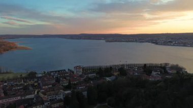 Güzel günbatımı ve İtalya 'daki kale, Alpler ve Maggiore Gölü manzarası.. 