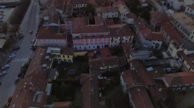 Güzel bir gün batımı ve İtalya 'daki Alpler, Maggiore Gölü manzarası.. 