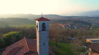 İtalya 'daki eski bir kilisenin insansız hava aracı manzarası. Çanlar ve şapel