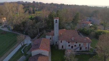 İtalyan kilisesinin ve sisli Alplerin insansız hava aracı görüntüsü.