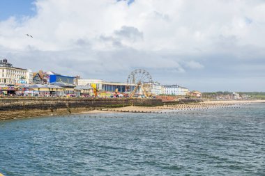 Bridlington İngiltere 'nin sahil şeridine giden bir tekne manzarası.