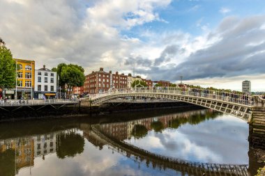 Güzel bir günde Dublin İrlanda 'da yarım penilik köprü