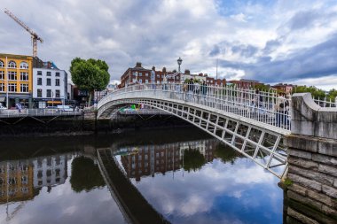 Güzel bir günde Dublin İrlanda 'da yarım penilik köprü