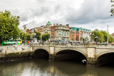 Dublin nehir kıyısında.
