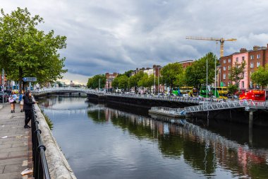 Bulutlu bir günde Dublin İrlanda 'da Yarım penny Köprüsü